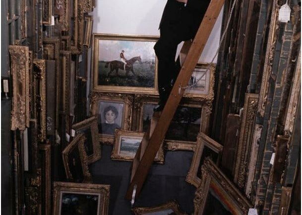 Daniel Wildenstein dans le coffre-fort de sa galerie new-yorkaise en 1969. Le coffre-fort contenait environ 2 000 tableaux, dont des œuvres de Cézanne, Renoir, Monet, Pissaro et Goya. Paul Slade/Paris Match, via Getty Images